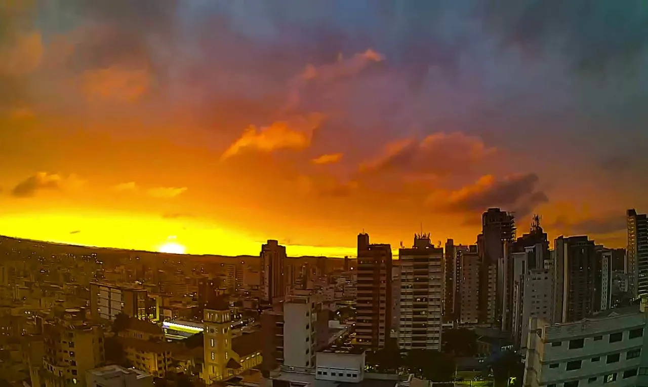 A imagem mostra o entardecer em Divin&oacute;polis